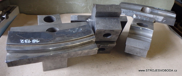 Čelisti na karusel š-76, výška 140, délka 195 (18132 (2).JPG)